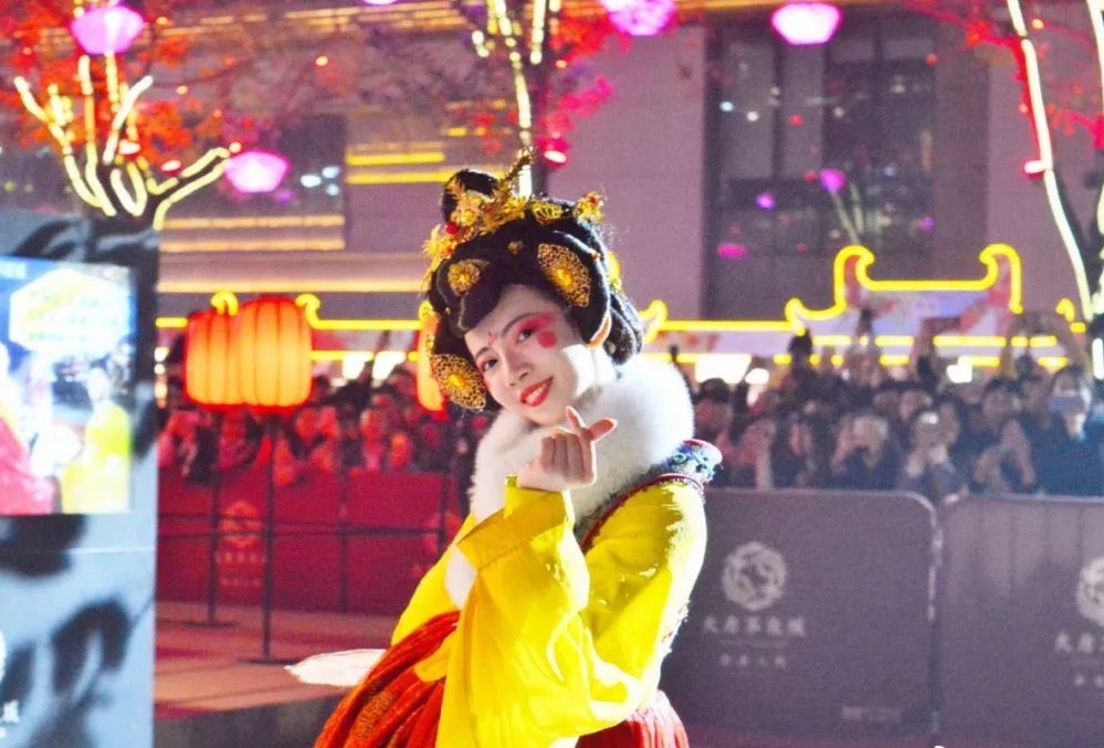 专访95后不倒翁小姐姐：5天涨粉100万，带火了一座长安城