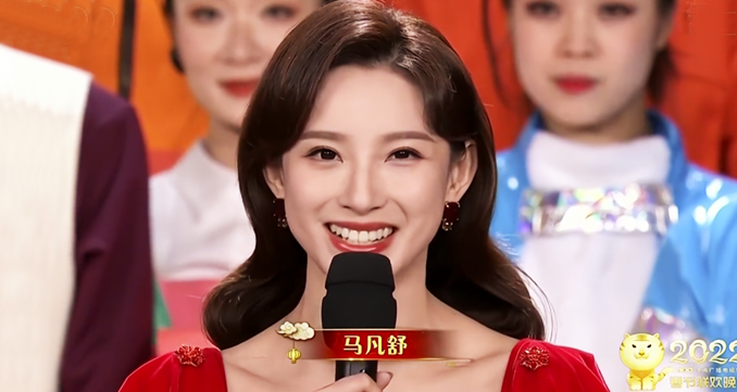 首次主持春晚，她因太漂亮登上热搜