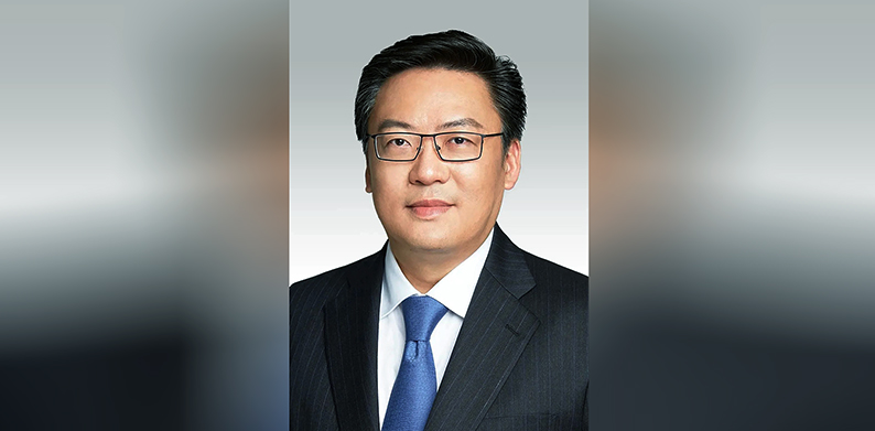 赵嘉鸣任上海市委常委、宣传部部长，曾任人民日报社副总编辑