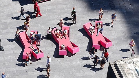 又有艺术家在纽约时报广场玩艺术 这次是摆了三张粉色大沙发