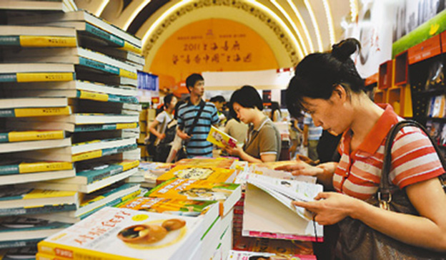 中国出版集团在上海书展销售火爆，许多中老年读者买连环画