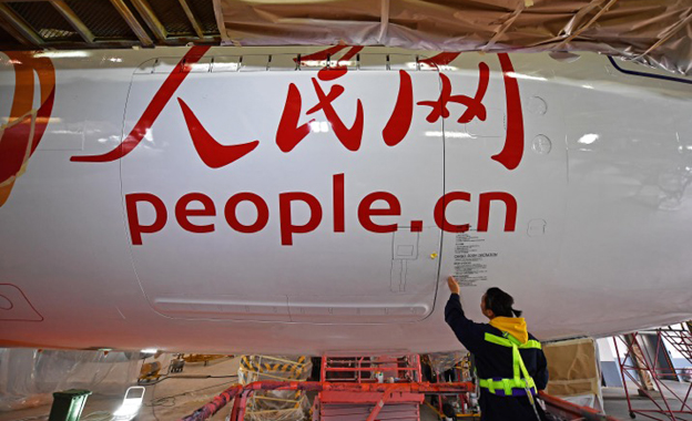 人民网”号飞机涂装过程 将执飞京沪往返航班1