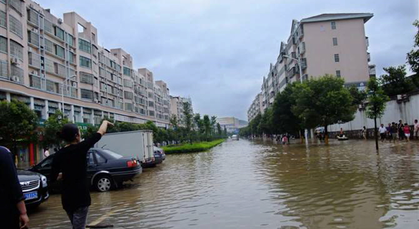 醴陵电视台记者因严重内涝划船上班：本台最新消息，本台被淹了