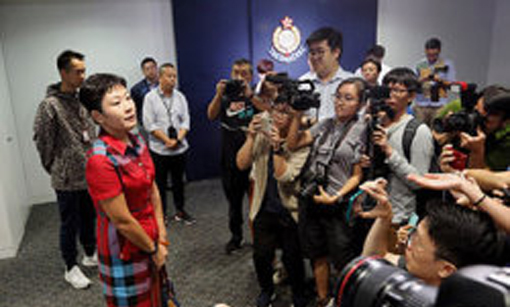 被港媒围堵内地女记者发文：这就是你们嘴里的新闻自由吗