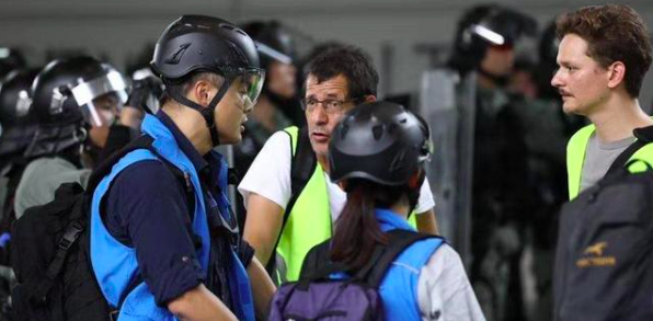 香港警察传媒联络队：现场协调传媒工作，曾遭遇不少假记者