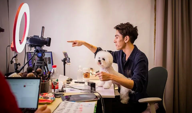 李佳琦的直播带货，和十年前的电视购物究竟有什么不一样？