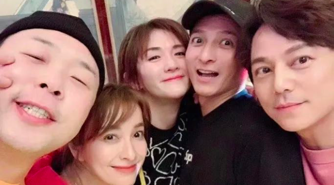 何炅收金条背后：腐败的国产综艺，明目张胆的贿赂