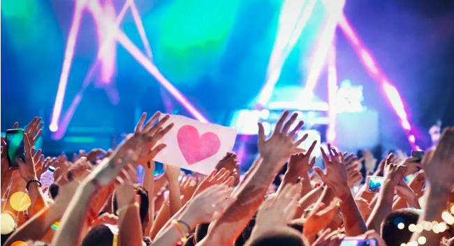 众筹给明星买礼物过生日！疯狂的粉丝经济该如何治