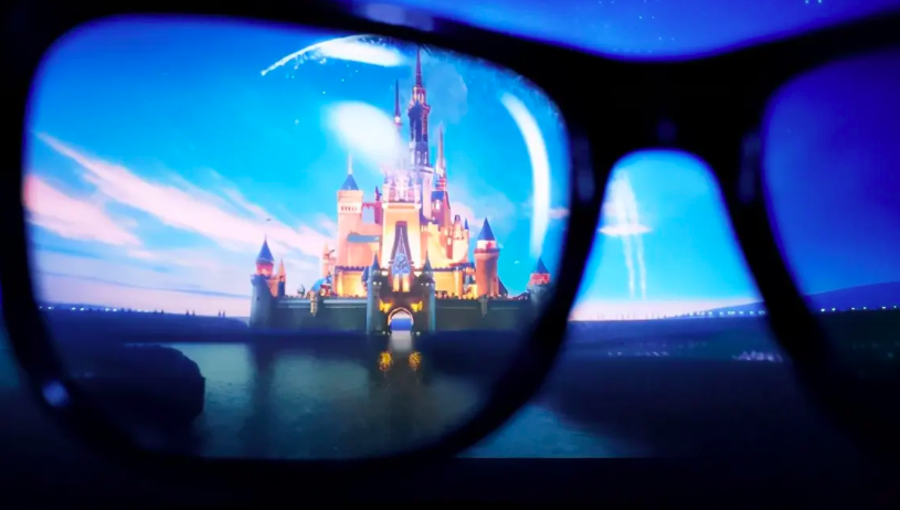 曲线入华，奈飞没办成的事，迪士尼给办了？