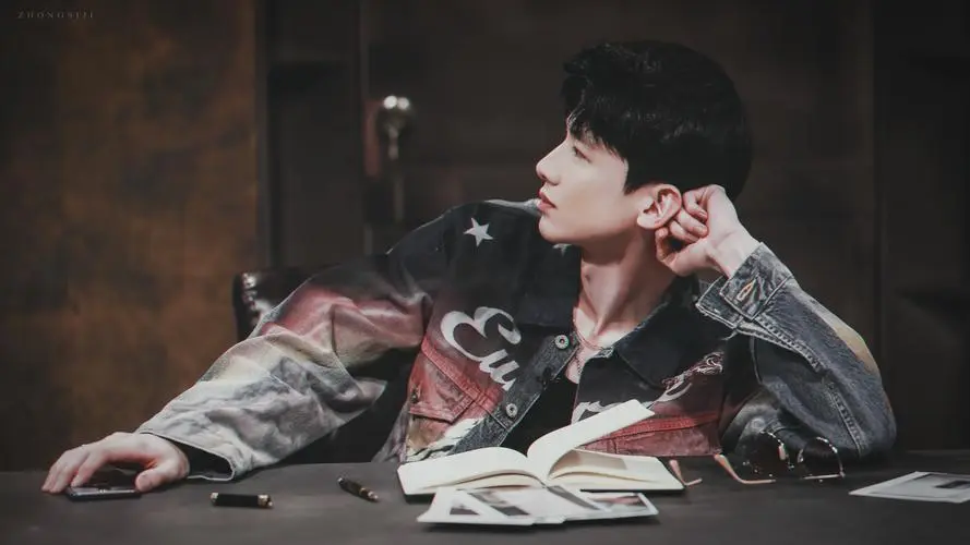 白敬亭持股乐本文化经营异常 因经营场所无法联系