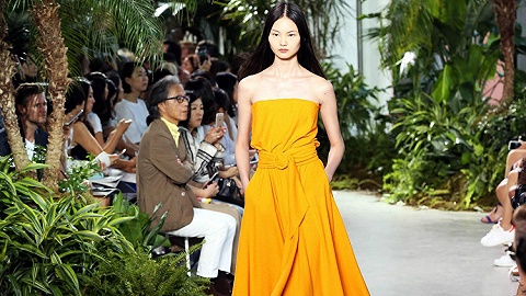 靠网球服行走天下的Lacoste 这一季却有点沙滩