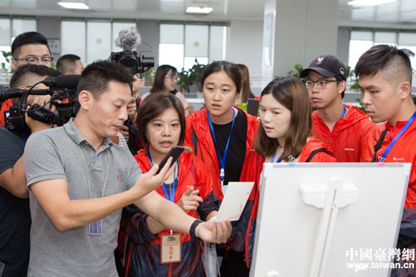 台湾传媒学子“触电”新媒体产品,为制作航拍短片“充电”