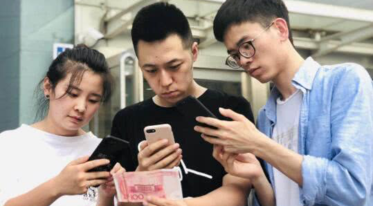钞票动起来了！手机QQ扫百元人民币普及纸币防伪知识