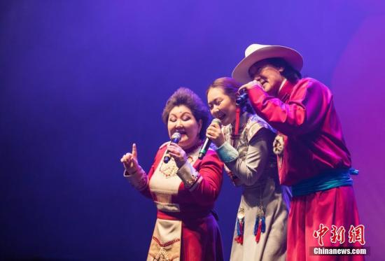 资料图：布仁巴雅尔一家演唱歌曲《吉祥三宝》。 中新社发 苗丹青 摄