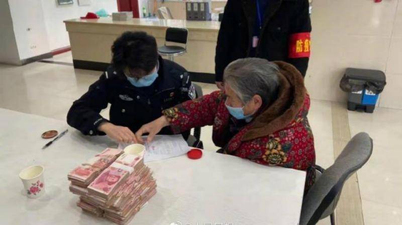 媒体宣传老人捐毕生积蓄和传销骗他们买天价保健品有什么区别？