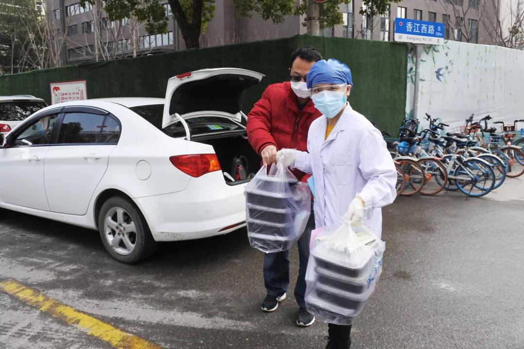 长江日报记者直播时忍不住哭了