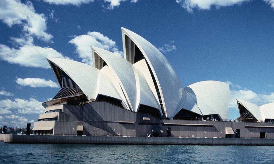 澳大利亚突击搜查中国记者,中国记协:赤裸裸的“双重标准”