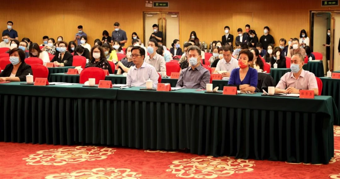 C498C99A-5491-4D4B-9926-663AA60B5BBD