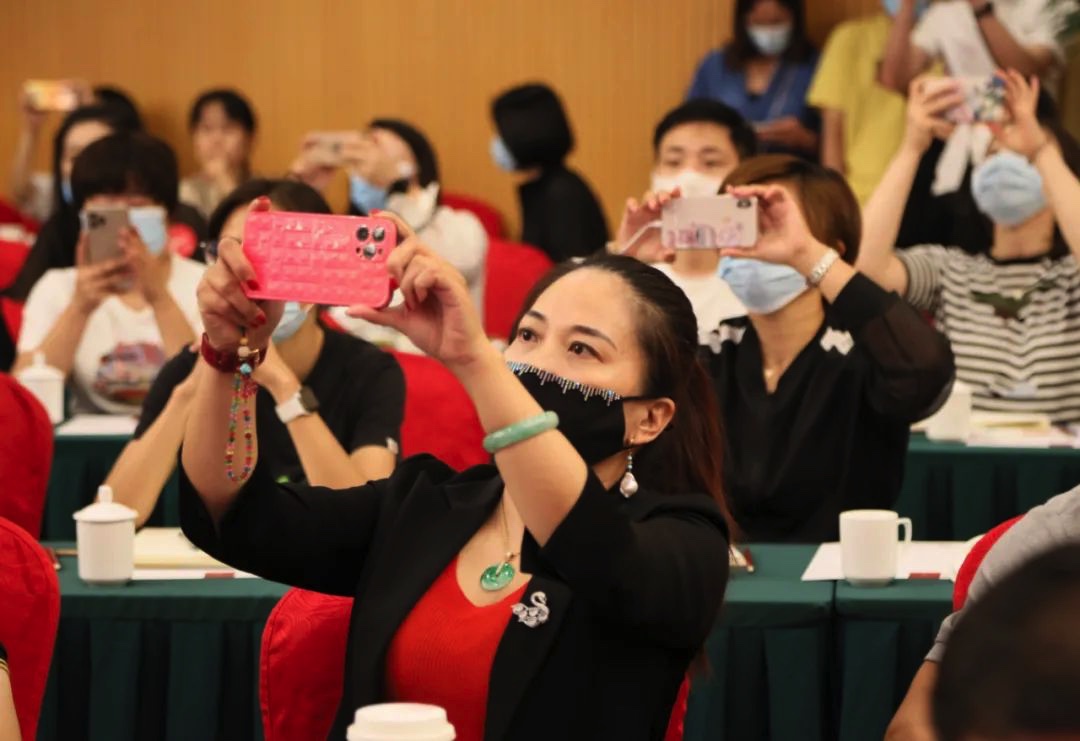 6978EEB8-C151-4D0D-A38E-5C1975867552